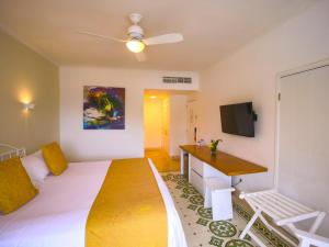 um quarto de hotel com uma cama e uma televisão de ecrã plano em Hotel Las Americas Casa de Playa em Cartagena de Indias
