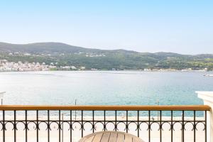 balkon z widokiem na wodę w obiekcie Aeolis Hotel w mieście Samos