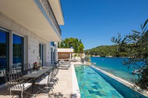 Casa con piscina con mesa y sillas en Villa Stara, en Selca