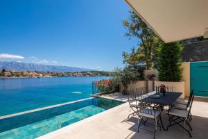 una casa con vista al agua en Villa Stara, en Selca 45 fotos más