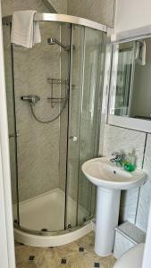 een badkamer met een douche en een wastafel bij Blue Bell Inn in Embleton