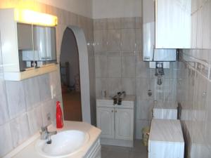 a bathroom with a sink and a mirror at Apartment im Pfaffenwinkel Nähe Alpen und München in Peiting