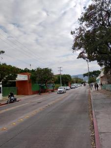 une rue avec des voitures garées sur le côté de la route dans l'établissement Habitación privada entrada independiente, à Tuxtla Gutiérrez