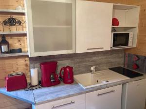 Kuchyň nebo kuchyňský kout v ubytování Houdarling Chalet et spa hammam jacuzzi et sauna