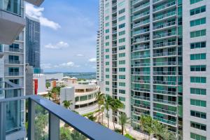 desde el balcón de un edificio alto en 1712NF DOWNTOWN MIAMI STUDIO, en Miami