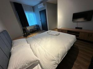 Voodi või voodid majutusasutuse Lucca Suites Hotel toas