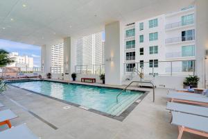 uma grande piscina num edifício com edifícios em 227-2105GV DOWNTOWN MIAMI 1 BEDROOM CONDO em Miami