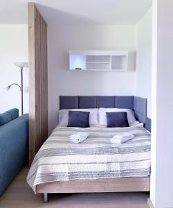 Un pat sau paturi într-o cameră la Studio Apartment at outskirt of High Tatras