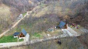 una vista aérea de un grupo de lodges en una colina en Cabana AFrame Olanesti, en Băile Olăneşti