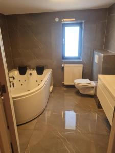 a bathroom with a tub and a toilet at Zimmer zu vermieten in Gundelsheim