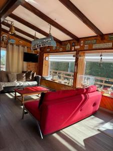 阿爾加羅沃的住宿－Nuestracasa，一间客厅,客厅里设有红色沙发