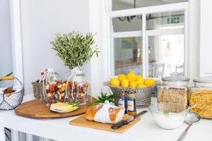 un mostrador con tazones de comida y cestas de fruta en Southern Cross Beach House, en Plettenberg Bay