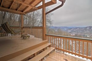 Ban công/sân hiên tại Smoky Mountain Cabin with Hot Tub and Views!