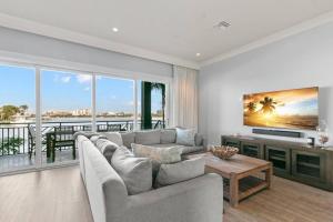 Μια τηλεόραση ή/και κέντρο ψυχαγωγίας στο Waterfront Oasis 3 BR/4 beds~3 min walk to beach.
