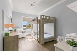 Ένα ή περισσότερα κρεβάτια σε δωμάτιο στο Waterfront Oasis 3 BR/4 beds~3 min walk to beach. +30 φωτογραφίες