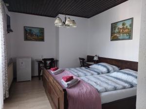 ein Schlafzimmer mit 2 Betten und Handtüchern darauf in der Unterkunft Pension Welserhof in Wilfersdorf
