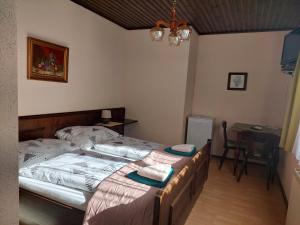 Pension Welserhof في Wilfersdorf: غرفة نوم عليها سرير وفوط