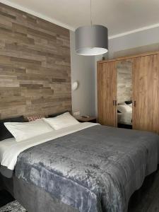 um quarto com uma cama grande e uma parede de madeira em Apartment Dimitris em Atenas