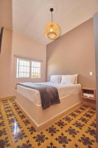 Un dormitorio con una cama grande y una ventana en HOTEL LOZETA en Carmen de Viboral