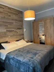 um quarto com uma cama e uma parede de madeira em Apartment Dimitris em Atenas