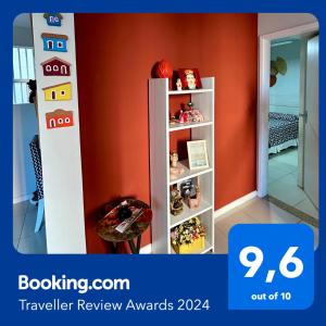 薩爾瓦多的住宿－Apartamento Oxe! Tô na Bahia，客房内的白色冰箱冰柜