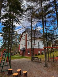 A área de jogos para crianças em Apartmani Borova Iglica Divčibare