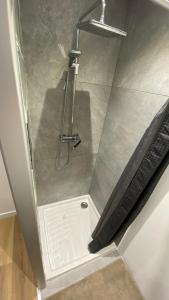 eine Duschkabine im Bad mit Glastür in der Unterkunft la chambrette in Lincel