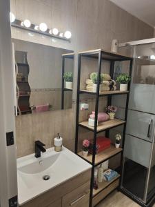 a bathroom with a sink and a mirror at Habitación acogedora matrimonial in Olesa de Montserrat