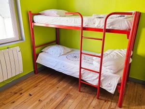 Двох'ярусне ліжко або двоярусні ліжка в номері maison a côté du port et du centre