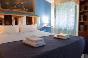 a bedroom with a bed with two towels on it at Casa Vitelli - Centro Storico a due passi da tutto in Terracina
