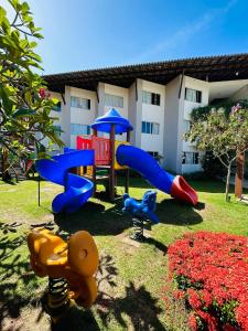 un parque infantil en el patio de un edificio con en Hotel Aldeia da Praia, en Ilhéus