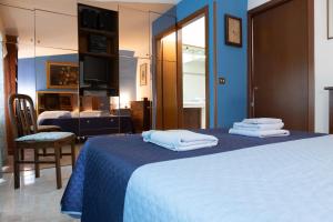 テッラチーナにあるCasa Vitelli - Centro Storico a due passi da tuttoのタオルが敷かれたベッドのあるホテルの部屋