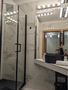 ウィーンにあるDesign Home 1020のバスルーム(ガラス張りのシャワー、鏡付)