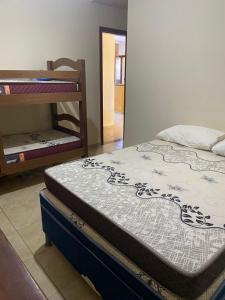 - une chambre avec 2 lits superposés et un miroir dans l'établissement Apartamento próximo Arena Axé Moi, à Porto Seguro