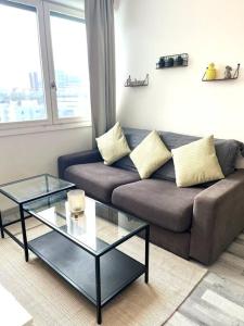 uma sala de estar com um sofá e uma mesa de vidro em Hypercentre Evry Appartement équipé avec Parking inclus em Courcouronnes