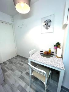 una cocina con una mesa con un plato de comida. en Hypercentre Evry Appartement équipé avec Parking inclus en Evry-Courcouronnes