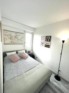 um quarto com uma cama e um mapa na parede em Hypercentre Evry Appartement équipé avec Parking inclus em Courcouronnes