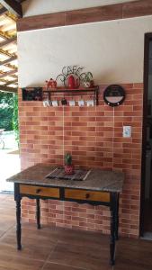 Casa da Lu في ماكاي: طاولة مع تفاح على جدار من الطوب