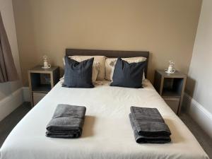 En eller flere senge i et værelse på North Coast Boutique Apartment