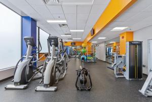 een fitnessruimte met cardiofietsen en loopbanden bij Corporate 1br Suite, Pool, Free Parking, Gym Pp in Harrisburg
