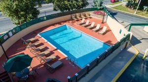 una vista aérea de una piscina con sillas y sombrillas en Modern Corporate 2br Suite Pool, Gym Pp, en Harrisburg