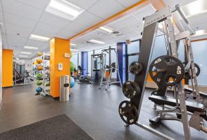 un gimnasio con cintas de correr y una cinta de correr en Modern Corporate 2br Suite Pool, Gym Pp, en Harrisburg