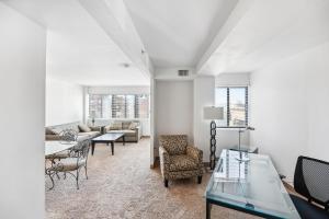 Ruang duduk di Pp 1114 Beautiful Professional 1br Apt, Pool