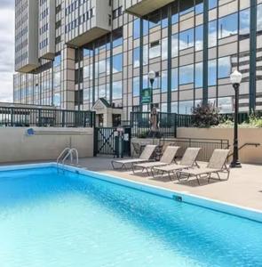 uma piscina com espreguiçadeiras e um edifício em Beautiful Professional 1br Apartment, Pool Pp em Harrisburg