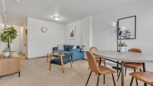 sala de estar con mesa y sillas en Professional 2br Apartment I Near Hospitals Pp, en Harrisburg