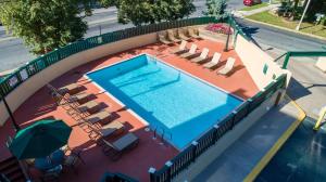 una vista aérea de una piscina con sillas y sombrilla en Professional 2br Apartment I Near Hospitals Pp, en Harrisburg