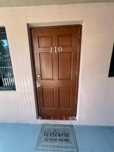 uma porta com as palavras bem-vindos à nossa casa em Apartment in Hollywood close to shops and beach em Hollywood