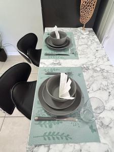 uma mesa com dois pratos em cima de uma mesa de mármore em Apartment in Hollywood close to shops and beach em Hollywood