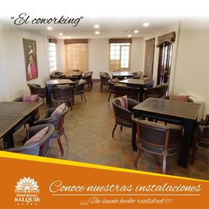 uma sala de jantar com mesas e cadeiras de madeira em HOTEL RESORT SALQUIS em La Paz
