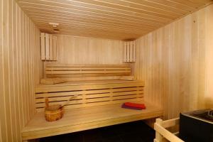 a room with a wooden floor and a wooden wall at Résidence Prestige Odalys La Cascade - Les Epinettes in Vaujany